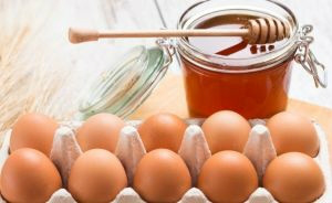 Gema de ovo e mel para cabelos brilhantes e vitaminados: aprenda a receita