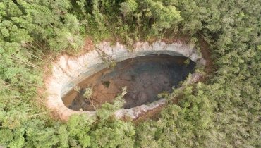 Materiais coletados em cratera misteriosa na Bahia serão analisados na Alemanha