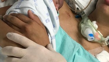 Mãe sai do coma após sentir bebê sobre o corpo pela primeira vez, em Fortaleza