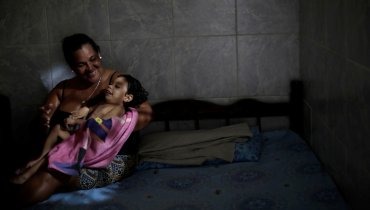 Mães de bebês com microcefalia lutam contra a pobreza e o desespero