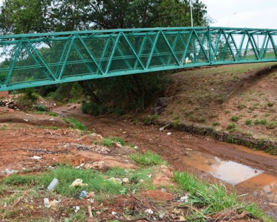 Prefeitura de TL realiza mutirão de limpeza no Córrego da Onça