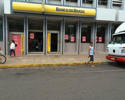 Bancos de Três Lagoas amanhecem com placas de greve