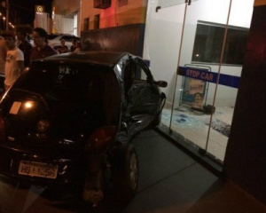 Após acidente, veículo invade loja na Ranulpho Marques Leal em TL