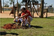Crianças do Condomínio Portal das Águas plantam árvores