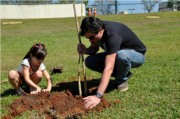 Crianças do Condomínio Portal das Águas plantam árvores