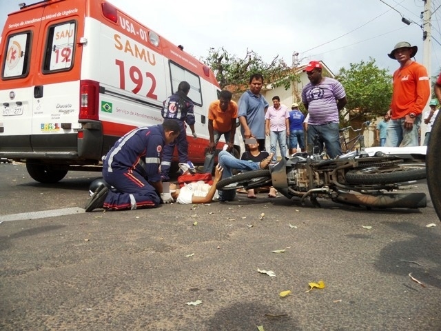 Moto colide em camionete e jovens ficam feridas em TL