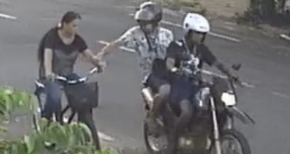 Dupla que derrubou vítima de bicicleta em assalto é presa em Três Lagoas