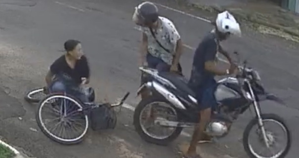 Dupla que derrubou vítima de bicicleta em assalto é presa em Três Lagoas