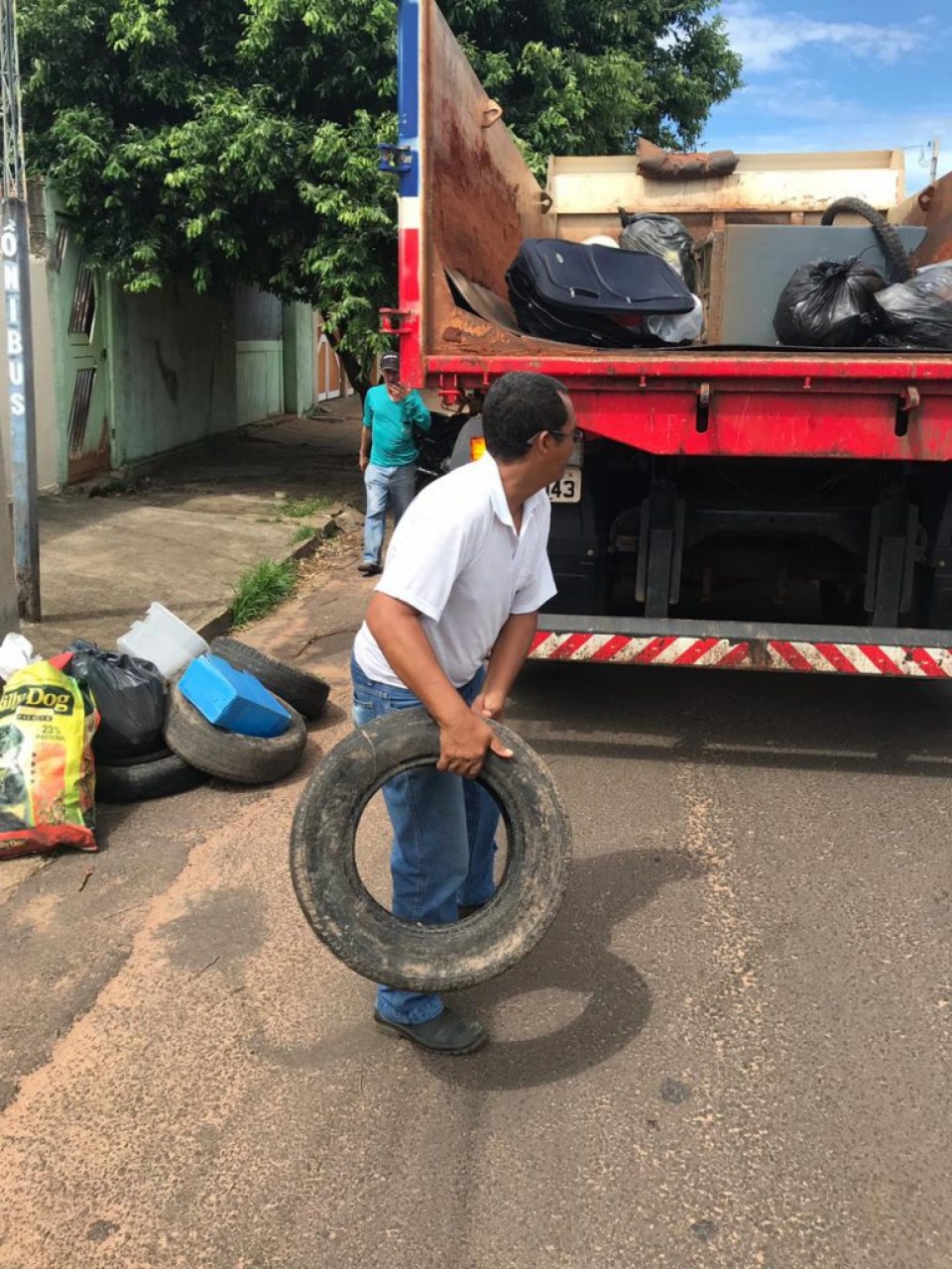 ECOPONTO – Descarte correto de pneus auxilia no combate aos focos de Dengue no Município