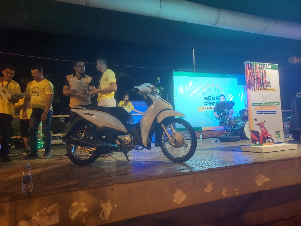 Fotos e Ganhador da campanha Brasil Campeão e Você de Moto Nova 2022.