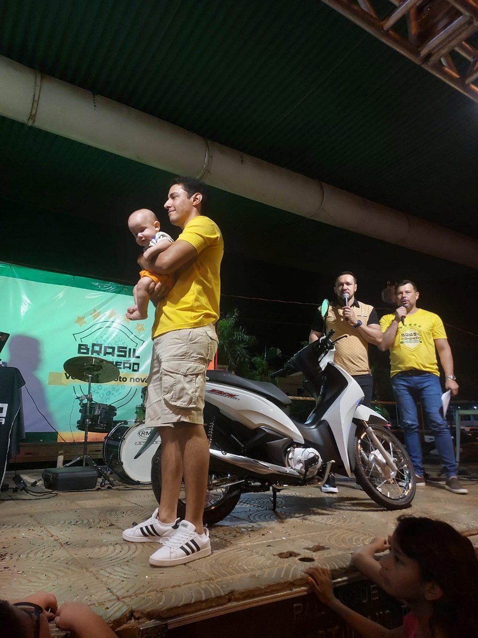 Fotos e Ganhador da campanha Brasil Campeão e Você de Moto Nova 2022.