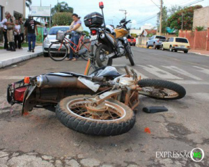 Motociclista quebra perna em acidente com Brasília no centro de Três Lagoas