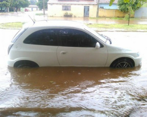 Mesmo rápida a chuva que atingiu Três Lagoas na tarde desta quinta-feira (18) gerou transtornos para alguns motoristas.