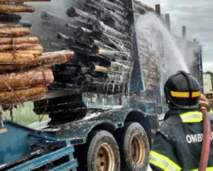Carreta carregada com madeira pega fogo na BR-262 em Três Lagoas