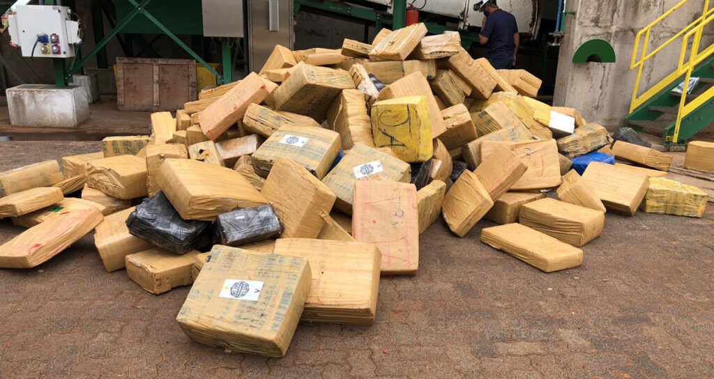 Polícia Civil incinera seis toneladas de maconha em Brasilândia Polícia Civil incinera seis toneladas de maconha em Brasilândia