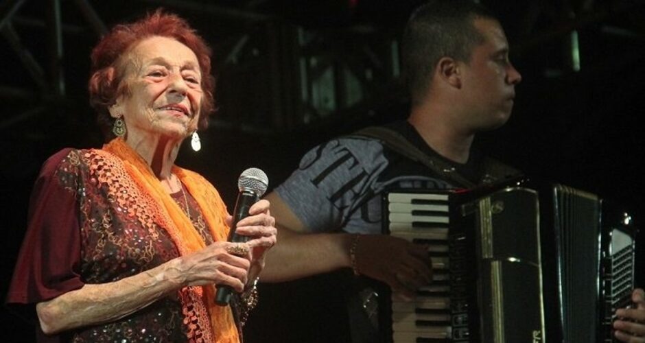 Final do Festival On-Line da Melhor Idade terá participação da cantora Delinha Transmissão ao vivo no canal oficial da Fundesporte MS no YouTube
