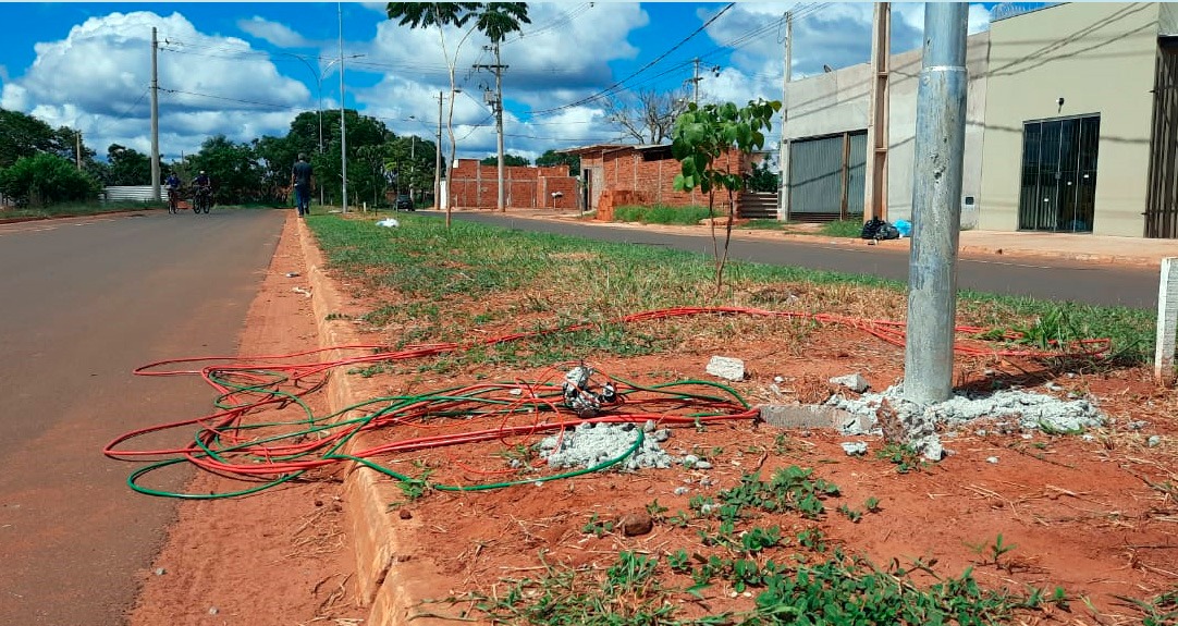 Bandidos tentam novamente roubar fiação dos postes de LED No momento em que os moradores perceberam, acionaram a Polícia Militar, que foi ao local, impedindo o roubo