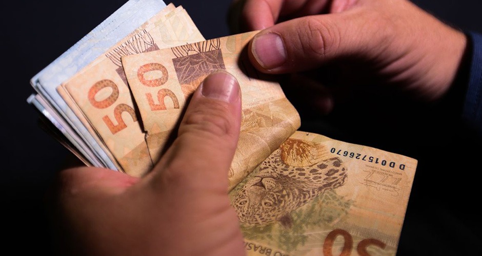 Podem sacar trabalhadores nascidos em janeiro e fevereiro que não tenham conta na Caixa e Banco do Brasil