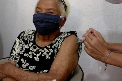 Mulher de 104 anos é a primeira idosa a receber a vacina contra Coronavírus em Três Lagoas