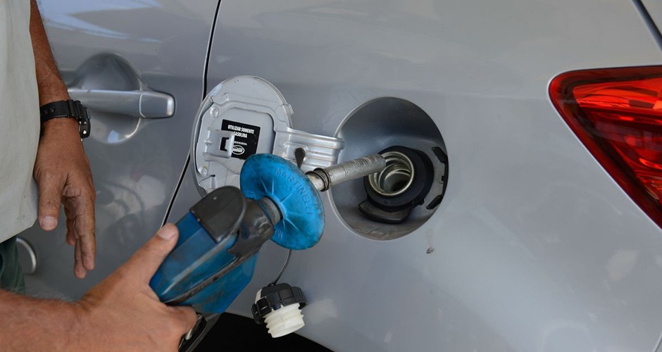A gasolina ficou 8,8% mais cara, ou seja, o preço do litro subiu R$ 0,23 e passou a custar R$ 2,84