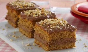 Bolo de amendoim com chocolate Chocolate com amendoim? Dupla de sucesso na certa! .